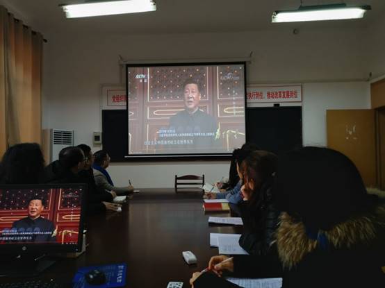 说明: I:\saving\2020年11月至2021年2月\关于组织学习\关于组织观看《为了和平》20201221\TKTub
组织全体教职工观看纪录片《为了和平》\TKTub
教工第一党支部《为了和平》观看学习开展情况\教工第一党支部组织观看照片集\支部集体观看 1.jpg